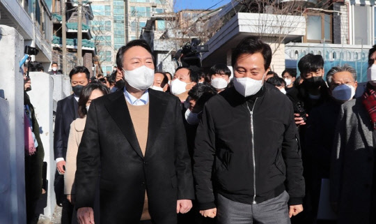 윤석열 국민의힘 대선 후보가 13일 오후 서울 강북구 미아동 미아 4-1 주택 재건축 정비구역을 찾아 오세훈 서울시장과 함께 현장을 둘러보고 있다. <연합뉴스>